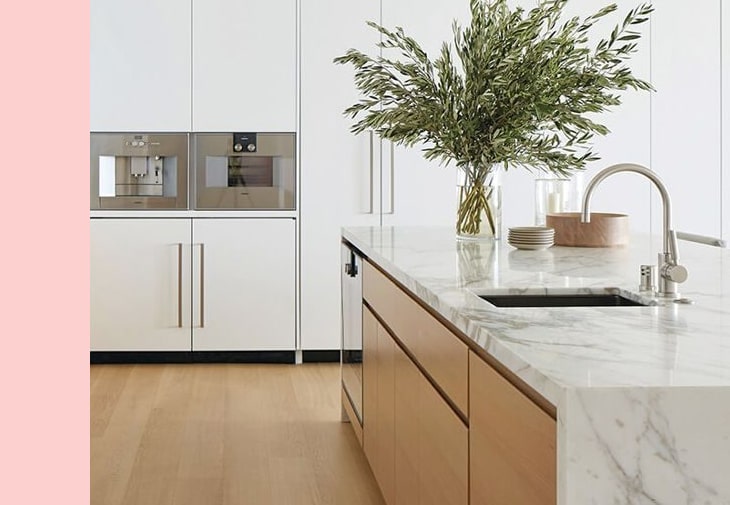Rénovation de cuisine avec îlot central en marbre