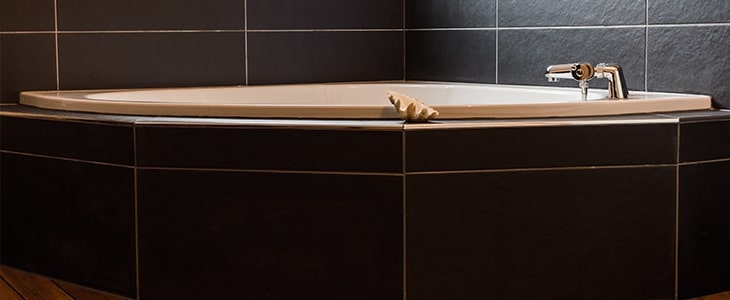 installer une baignoire : pourquoi choisir une baignoire d'angle