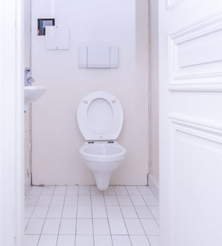 Rénovation de toilettes par Atelier Sésame