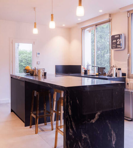 Travaux de rénovation d'un îlot central dans une cuisine à Vaucresson