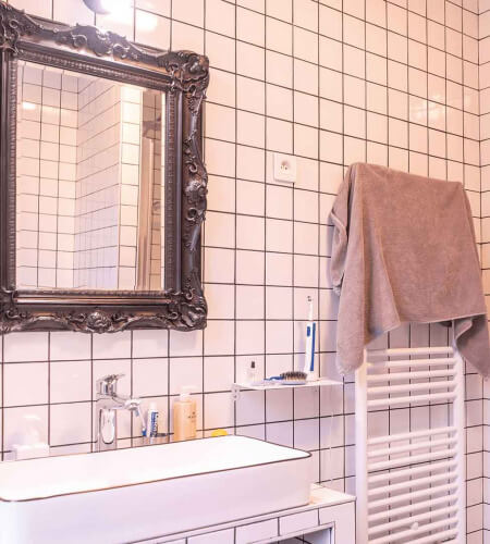 Rénovation d'une salle de bain à Vaucresson en carrelage blanc