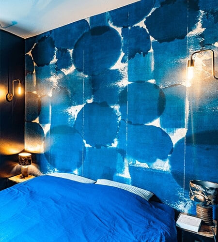 Rénovation chambre à coucher à Boulogne avec pose de papier peint bleu