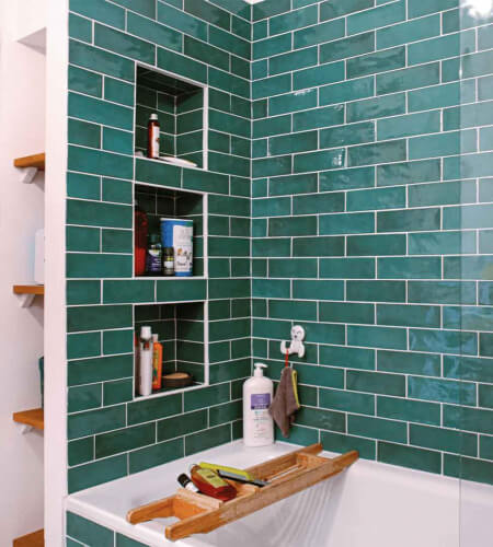 Idée rénovation salle de bain verte par Atelier Sésame